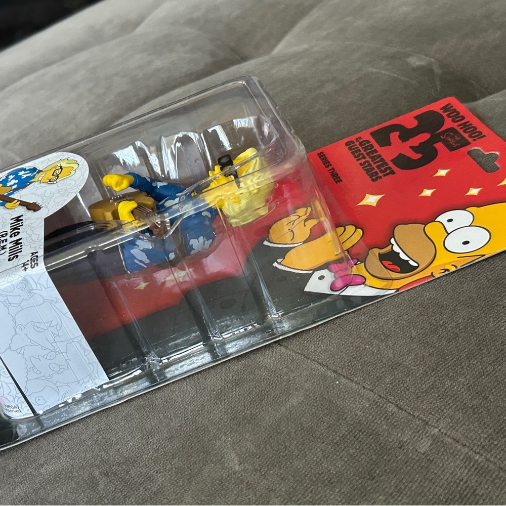 Simpsons Yellow & Blue Collectible Action Figure - Mike Mills (R.E.M.) - Picture 5 of 7